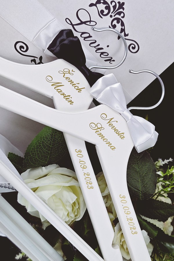 Biele svadobné vešiaky so zlatým nápisom-title-img