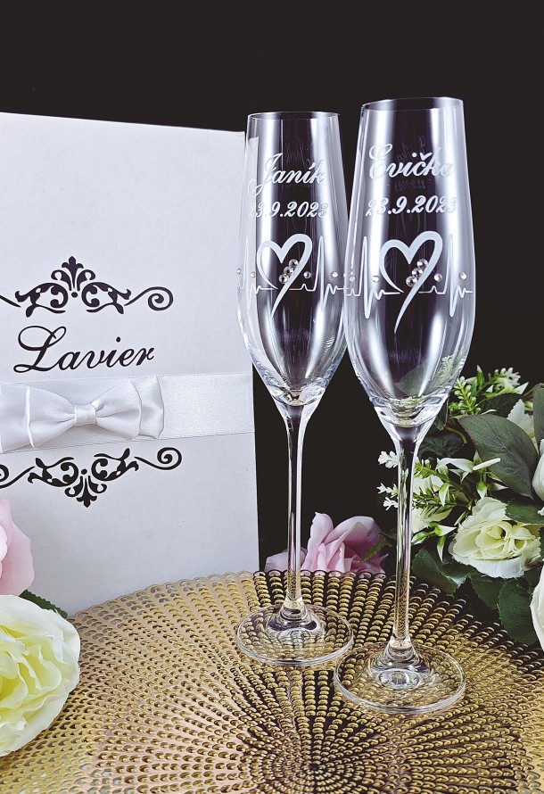 Svadobné poháre na šampanské s EKG vzorom srdiečka zdobeným zlatými kamienkami-img