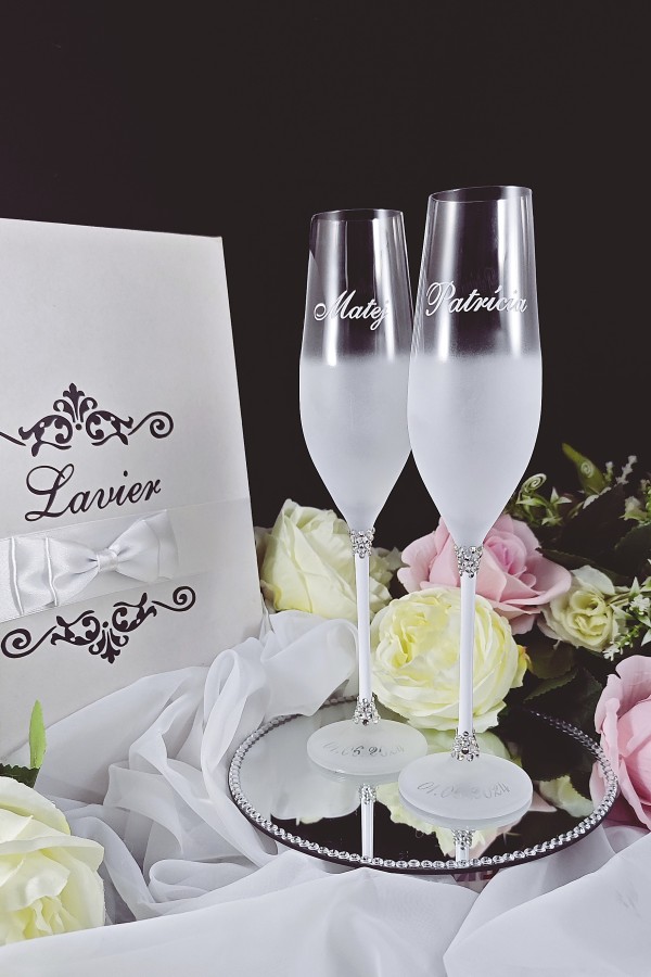 Luxusné poháre na šampanské s bielou stopkou zdobenou kamienkami -title-img