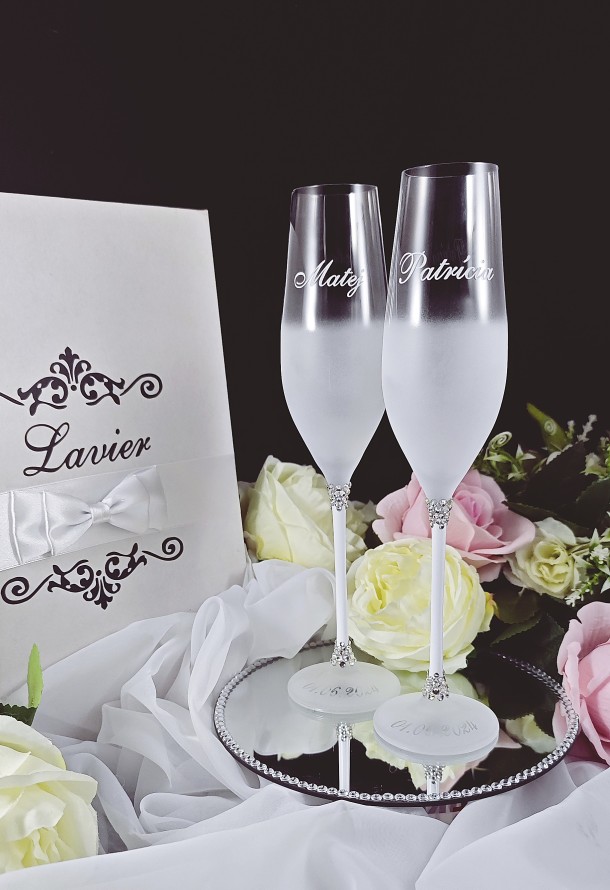 Luxusné poháre na šampanské s bielou stopkou zdobenou kamienkami -img