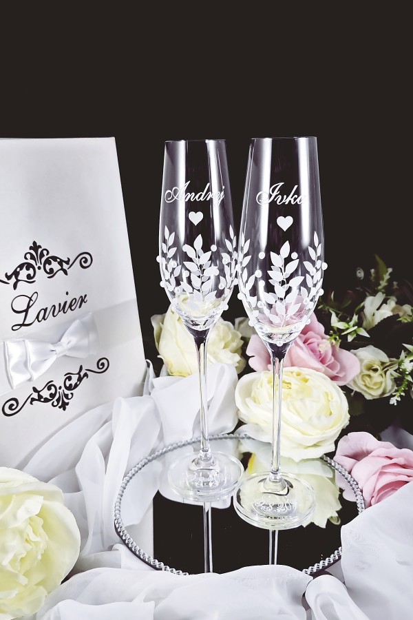Greenery svadobné poháre na šampanské s lístkami a perličkami s drobným srdiečkovým detailom-title-img