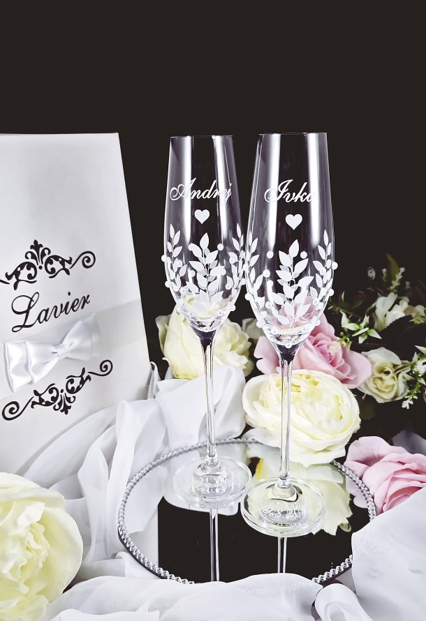 Greenery svadobné poháre na šampanské s lístkami a perličkami s drobným srdiečkovým detailom-img
