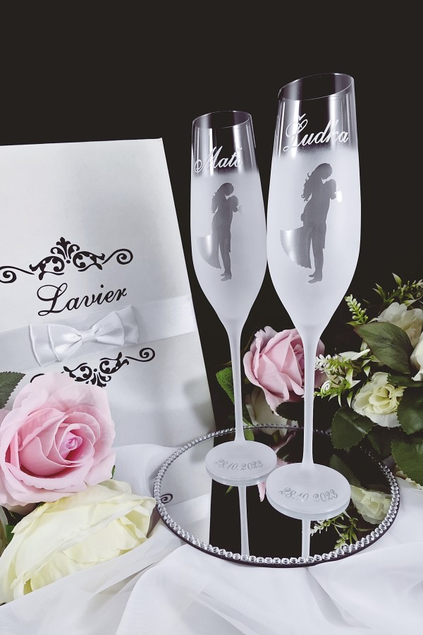 Svadobné poháre na šampanské so siluetou nevesty a ženícha -title-img