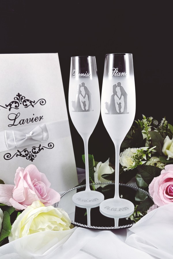 Svadobné poháre so siluetami novomanželov a chlapčeka-title-img