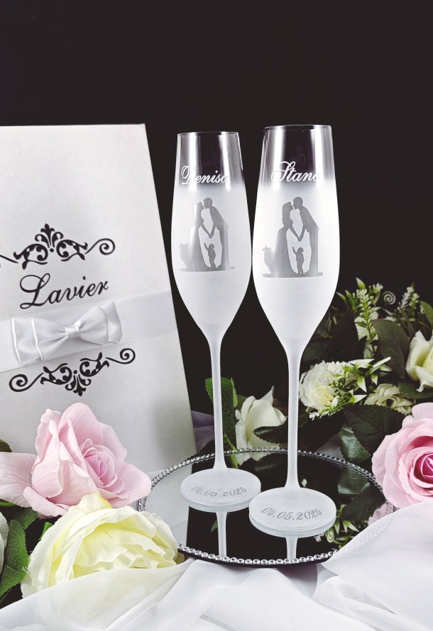 Svadobné poháre so siluetami novomanželov a chlapčeka-img