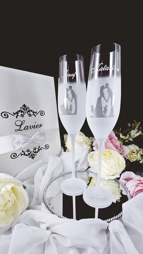 Svadobné poháre so siluetami novomanželov s dievčatkom-img