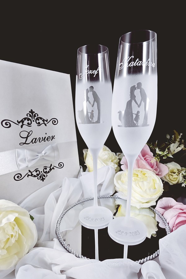 Svadobné poháre so siluetami novomanželov s dievčatkom-title-img