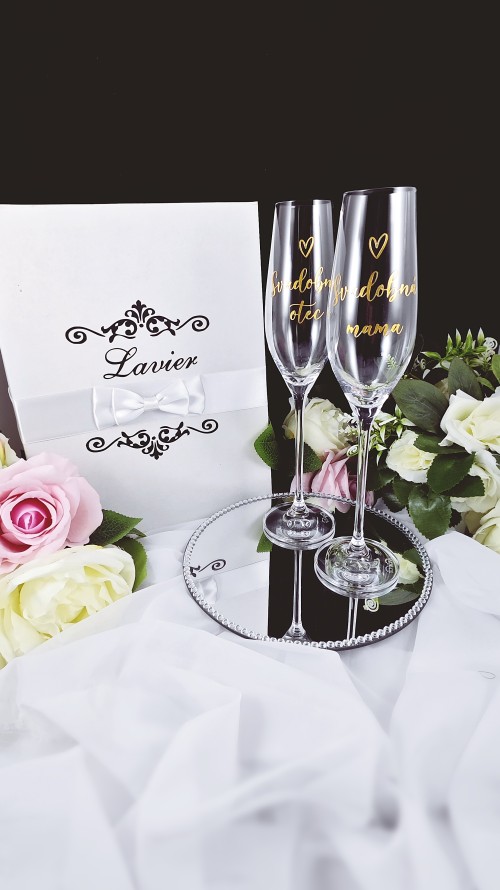 Minimalistické zlaté prevedenie pohárov na šampanské pre svadobných rodičov-img