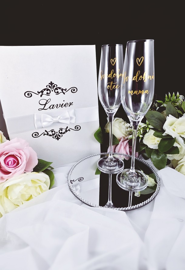 Minimalistické zlaté prevedenie pohárov na šampanské pre svadobných rodičov-img