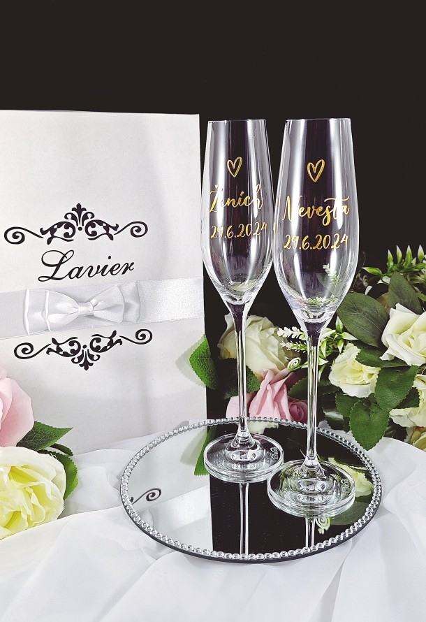 Svadobné poháre na šampanské s minimalistickými nápismi v zlatej farbe -img