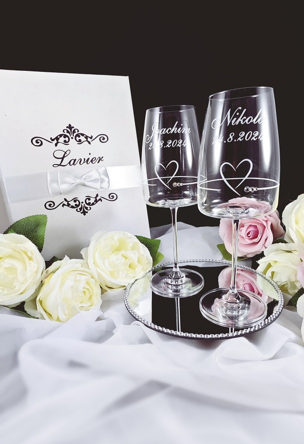 Svadobné poháre na víno so srdiečkom a brusom zdobeným tromi kamienkami v odtieni CRYSTAL-img