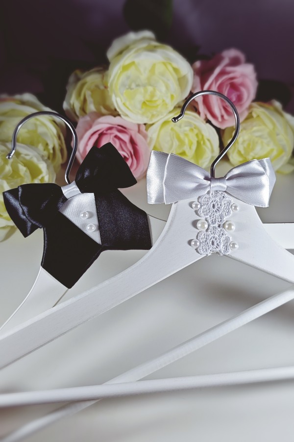 Svadobné drevené vešiaky v bielej farbe v štýle Ženích a Nevesta s čipkou a perličkami bez personalizácie-title-img