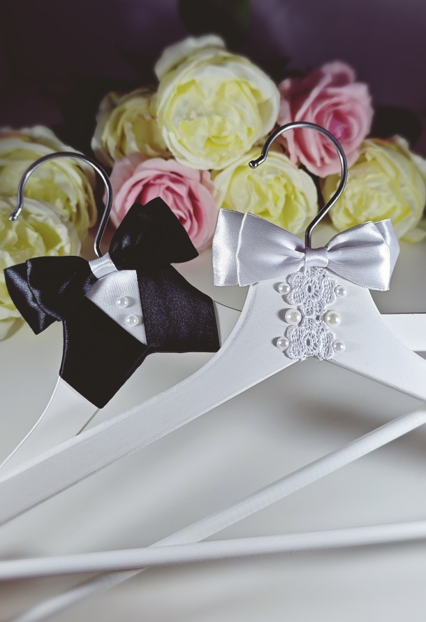 Svadobné drevené vešiaky v bielej farbe v štýle Ženích a Nevesta s čipkou a perličkami bez personalizácie-img