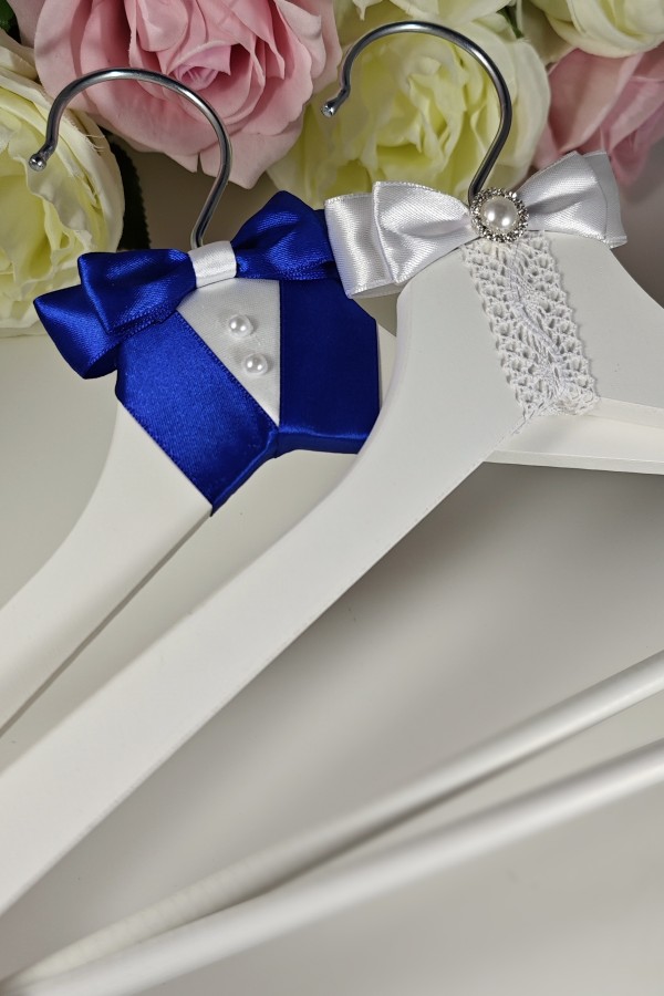 Svadobné vešiaky biele v štýle Ženích kráľovská modrá a Nevesta s čipkou a perličkou bez personalizácie-title-img