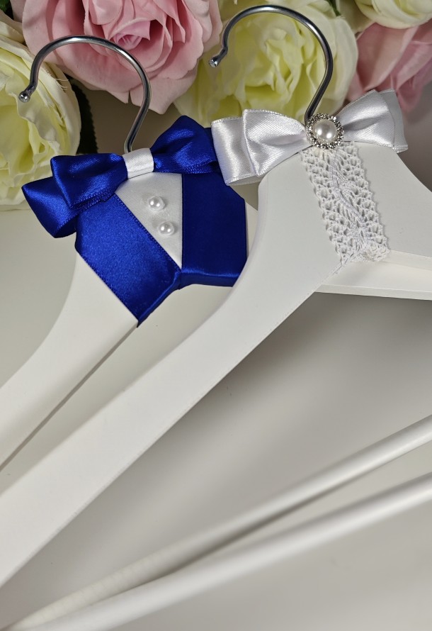 Svadobné vešiaky biele v štýle Ženích kráľovská modrá a Nevesta s čipkou a perličkou bez personalizácie-img