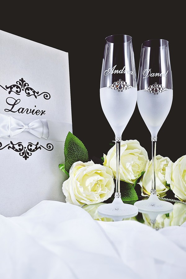 Svadobné poháre na šampanské Andrea s kamienkovou brošňou a stopkou lemovanou kamienkami -title-img
