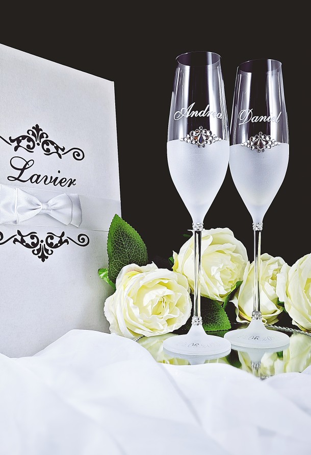 Svadobné poháre na šampanské Andrea s kamienkovou brošňou a stopkou lemovanou kamienkami -img