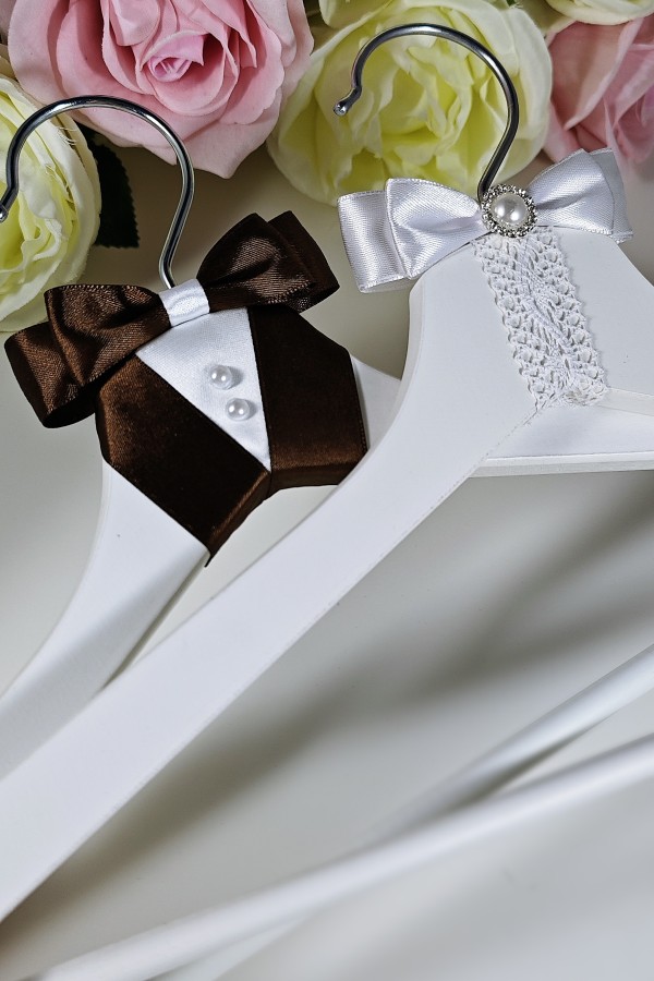 Svadobné vešiaky biele v štýle Ženích čokoládovo hnedá a Nevesta s čipkou a perličkou bez personalizácie-title-img