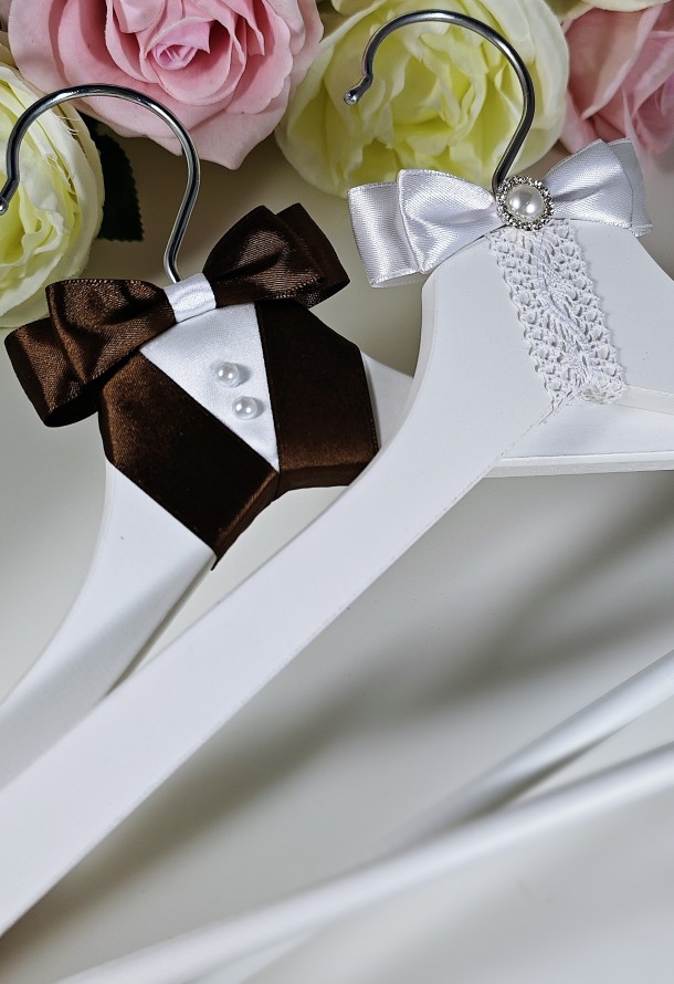 Svadobné vešiaky biele v štýle Ženích čokoládovo hnedá a Nevesta s čipkou a perličkou bez personalizácie-img