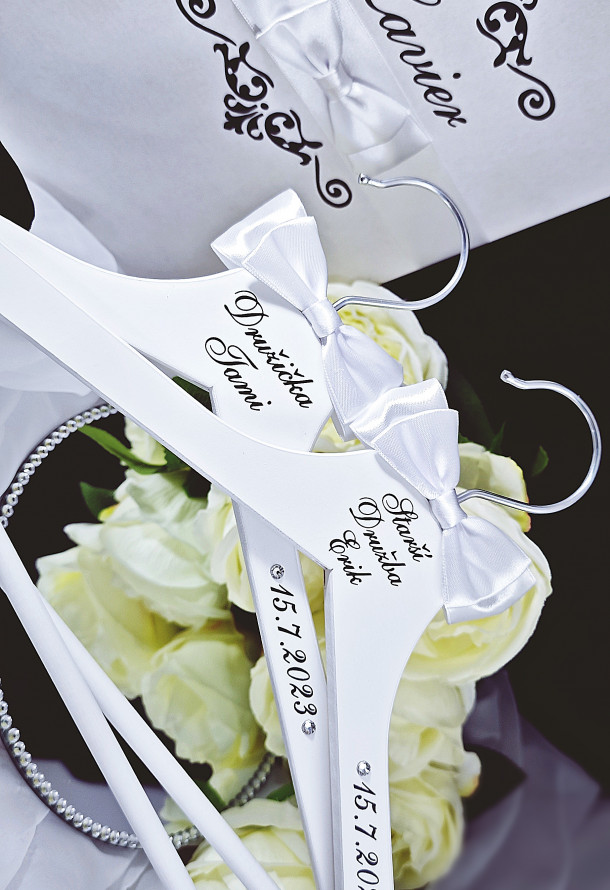 Svadobné vešiaky pre družbu a družičku s kamienkami pri dátume svadby-img