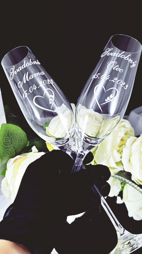 Svadobné poháre pre rodičov s jemným srdiečkom s tromi kamienkami-img