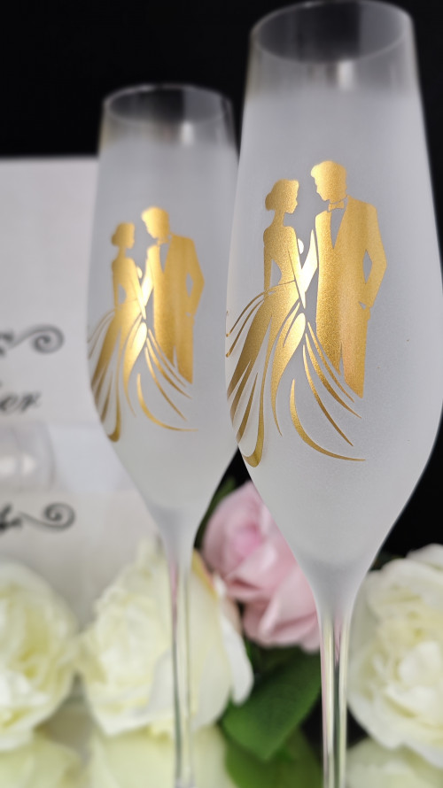 Svadobné poháre so zlatými siluetami mladomanželov-img