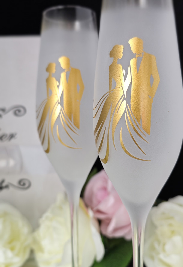 Svadobné poháre so zlatými siluetami mladomanželov-img